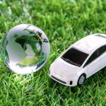 地球と白い車