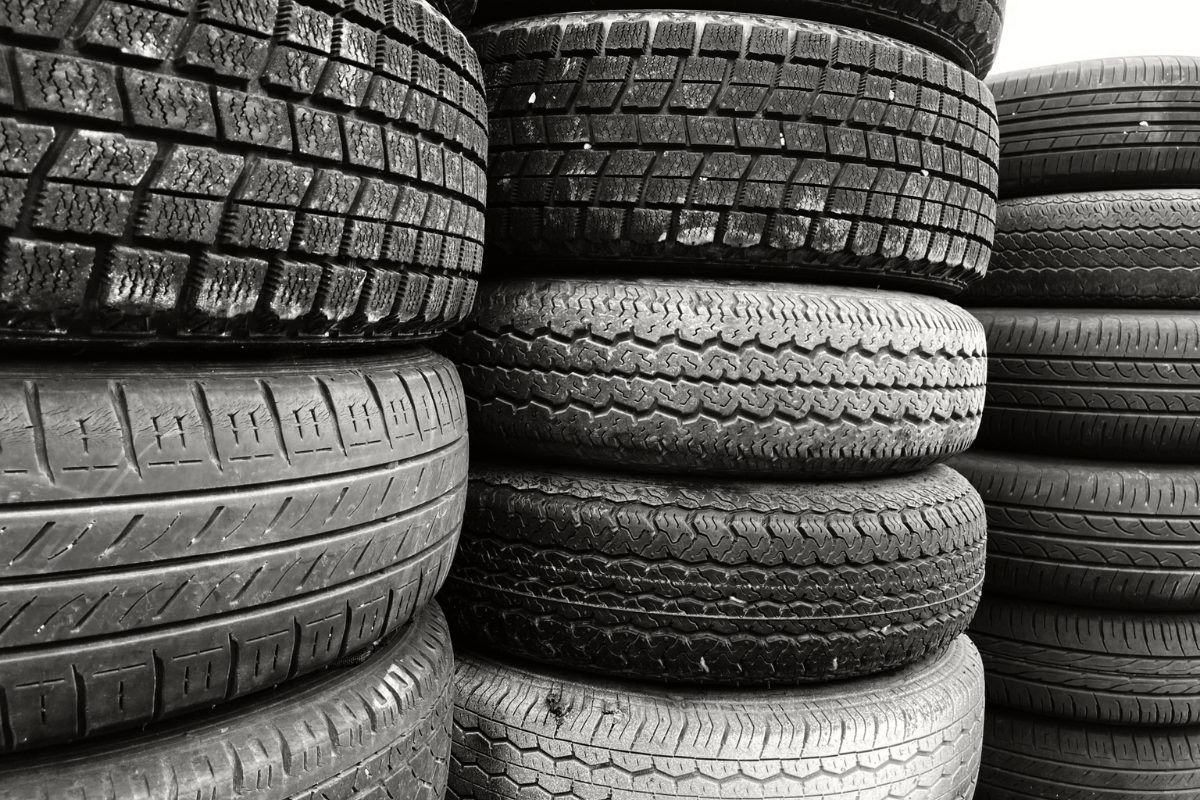 古いタイヤ
