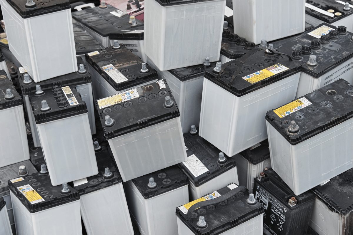 積み上げられたバッテリー