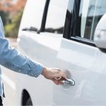 車のドアを開ける男性