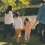 車に乗る直前の家族